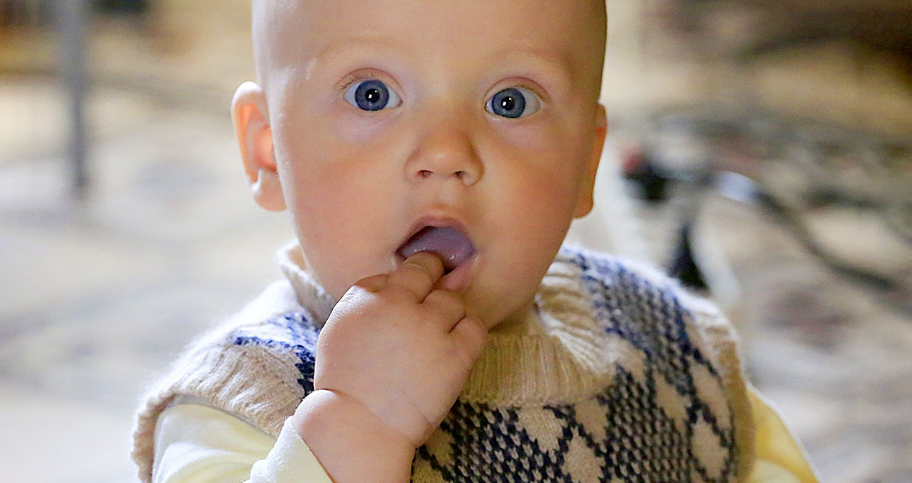 Dlaczego niemowlę wkłada rączki do ust?