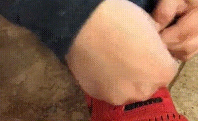 5-latek odkrył sprytny sposób na wiązanie butów [WIDEO]