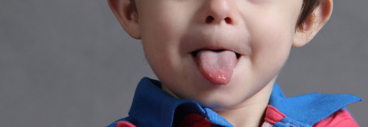 Plamy i krostki na języku u dziecka