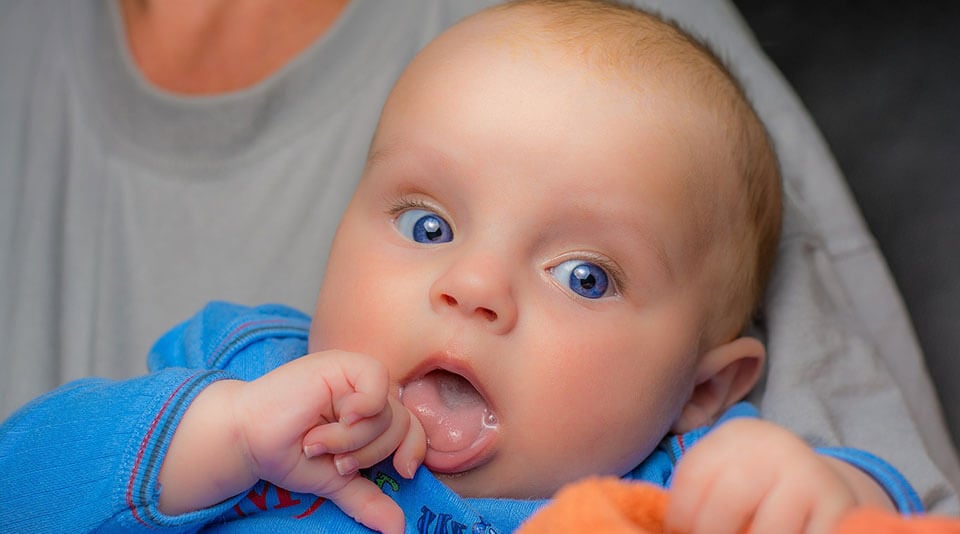 Ulewanie u niemowląt: Co robić, gdy niemowlakowi się ulewa?