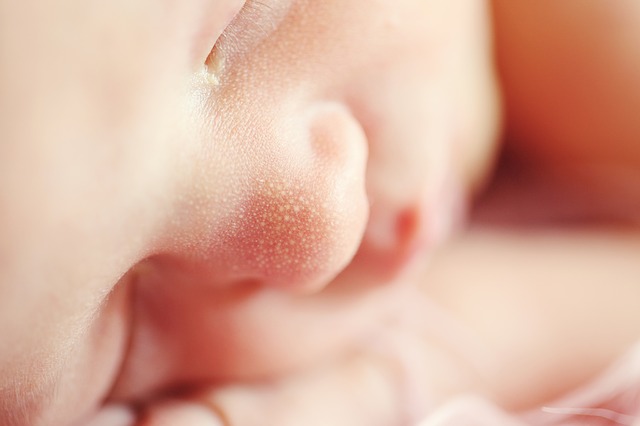 Ropiejące oczko u niemowlaka i noworodka