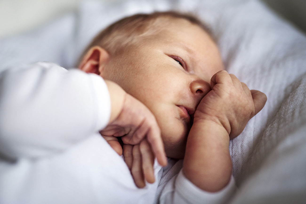 Dlaczego niemowlę śpi z otwartymi oczami?