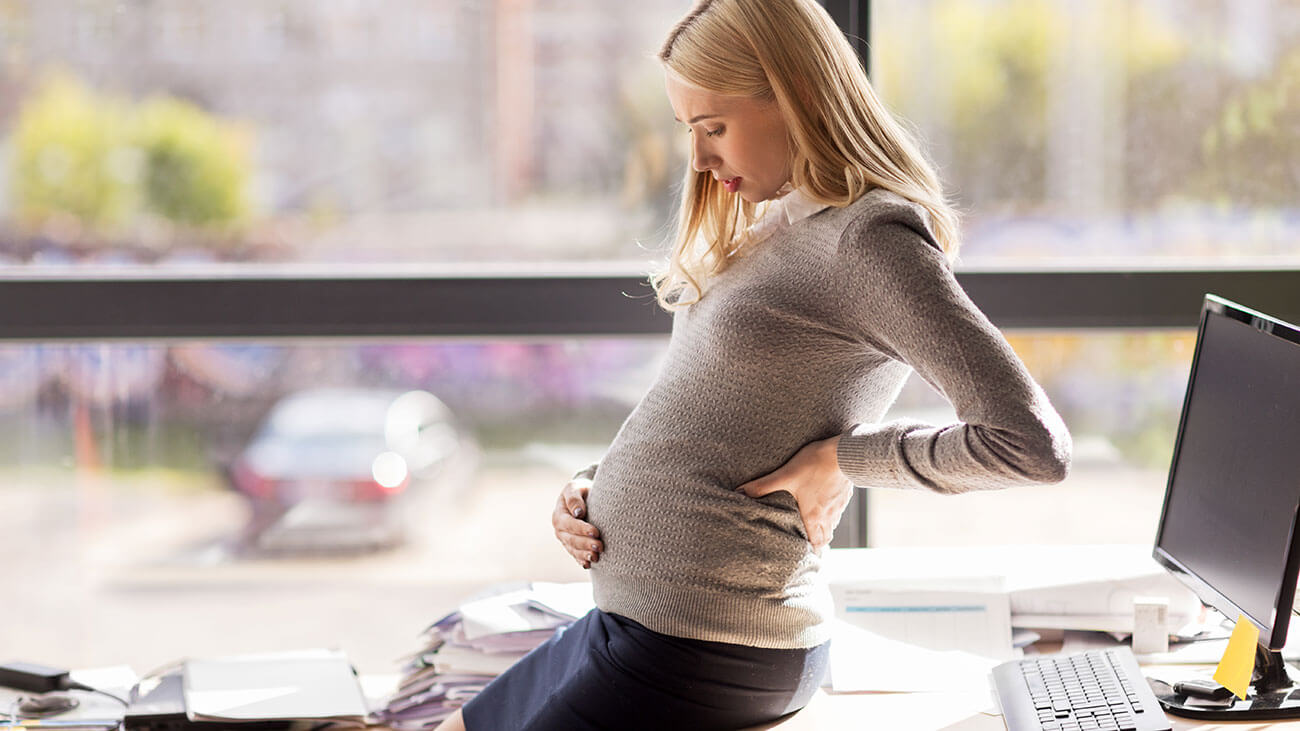 Ból żeber w ciąży: Co oznacza ból pod prawym, a co pod lewym żebrem w ciąży?