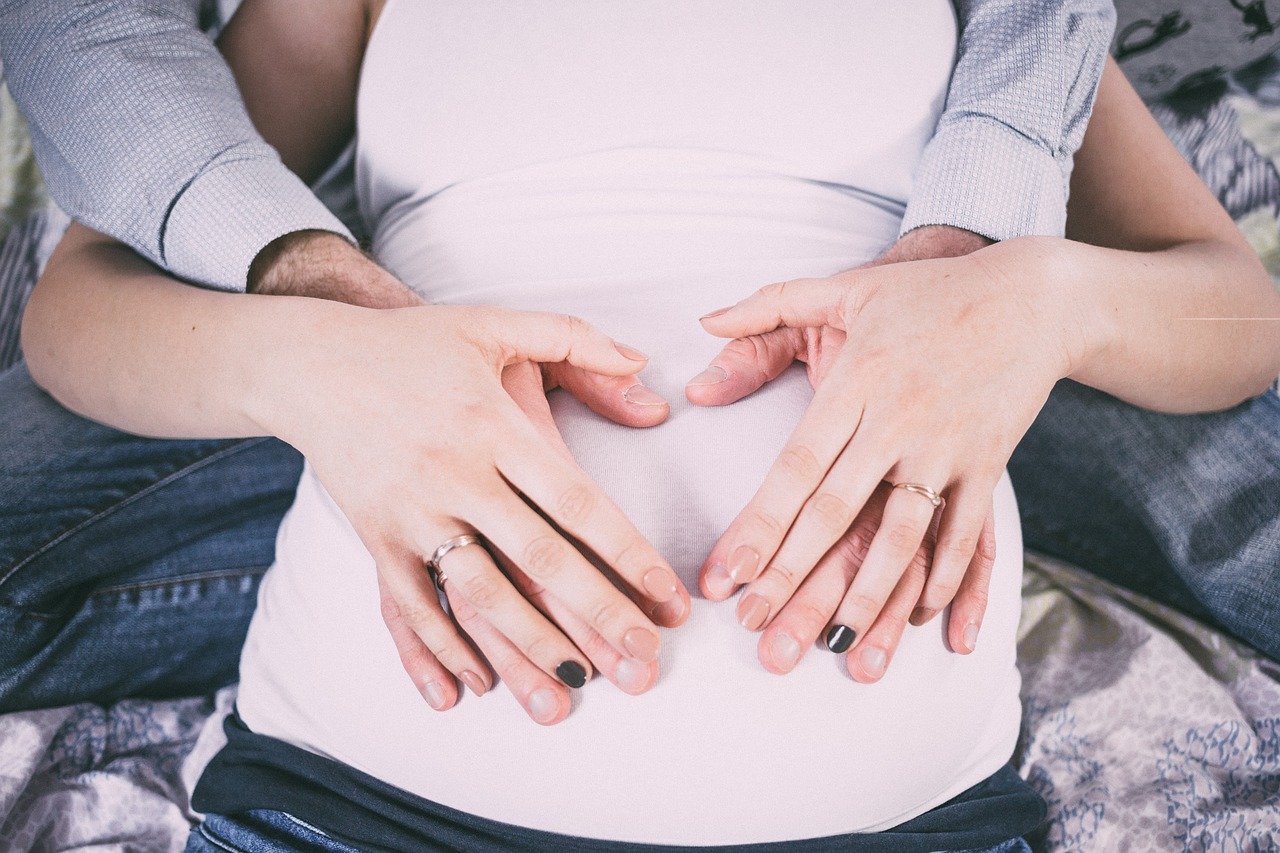 Tabletki przeciwbólowe w ciąży: jakie stosować, żeby były bezpieczne dla przyszłej mamy i dziecka?