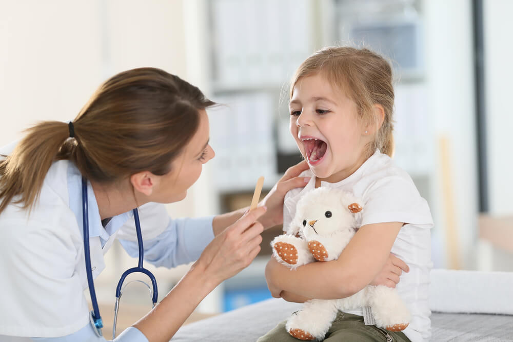Ból gardła u dziecka – skuteczne sposoby na walkę z infekcją gardła