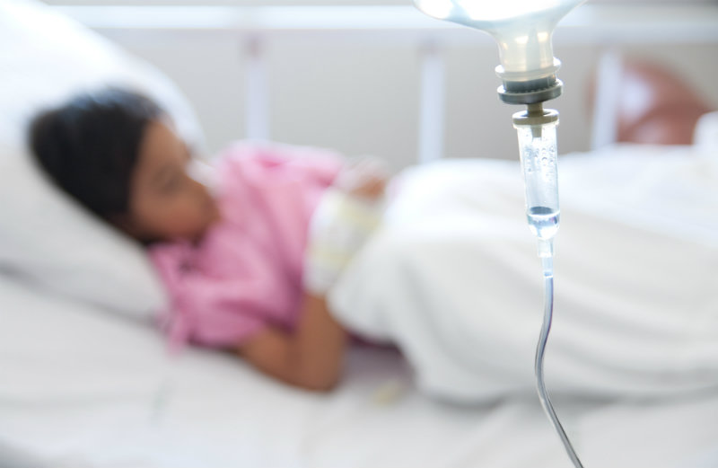 Odwodnienie i urazy najczęstszą przyczyną hospitalizacji dzieci w wakacje. Jak im zapobiegać?