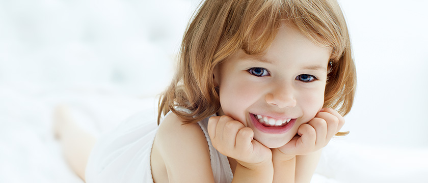 Szczotkowanie to nie wszystko. O czym należy pamiętać, aby prawidłowo zadbać o zęby dziecka?