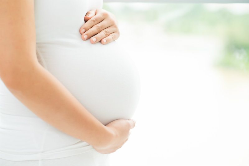 Bóle podbrzusza przed porodem: kiedy trzeba skonsultować je z lekarzem?