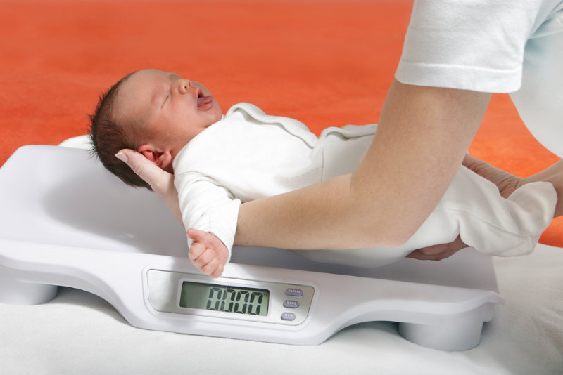 Kilka rzeczy, które musisz wiedzieć o przybieraniu na wadze niemowląt i noworodków
