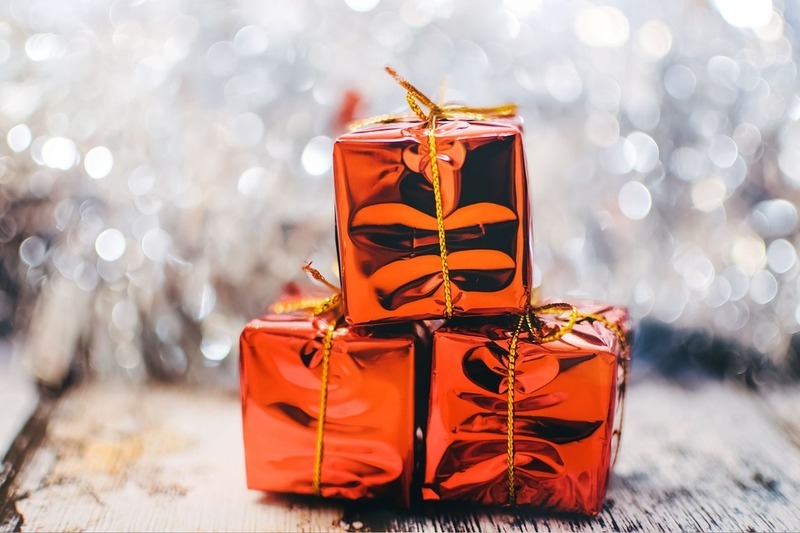 Jak zapakować prezent? W co pakować prezenty? Łapcie pomysły na piękne opakowania prezentów o nietypowych kształtach!