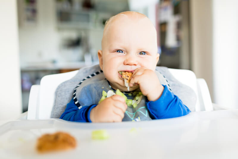 Rozszerzanie diety niemowlaka krok po kroku. Czas na nowe smaki i konsystencje w menu dziecka!