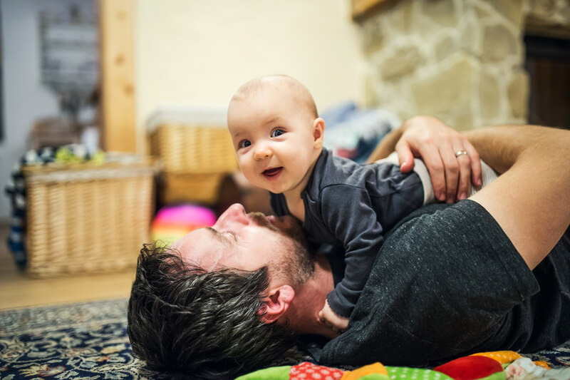 Urlop rodzicielski dla ojców i dodatkowe 5 dni urlopu rocznie: nowa dyrektywa UE daje rodzicom więcej praw