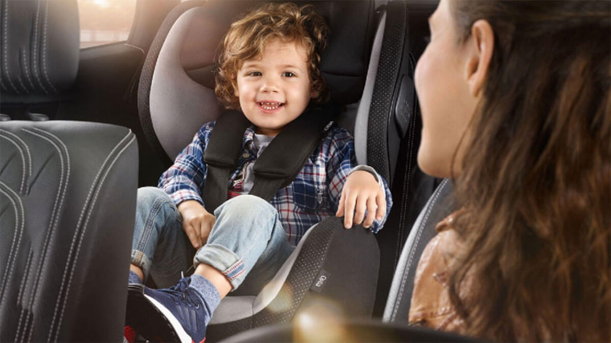 Przewożenie dzieci w samochodzie. Czym grozi jazda bez fotelika w 2022? Wyższe kary za złamanie przepisów