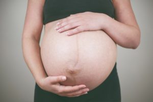 linea negra: kiedy pojawia się kreska na brzuchu w ciąży