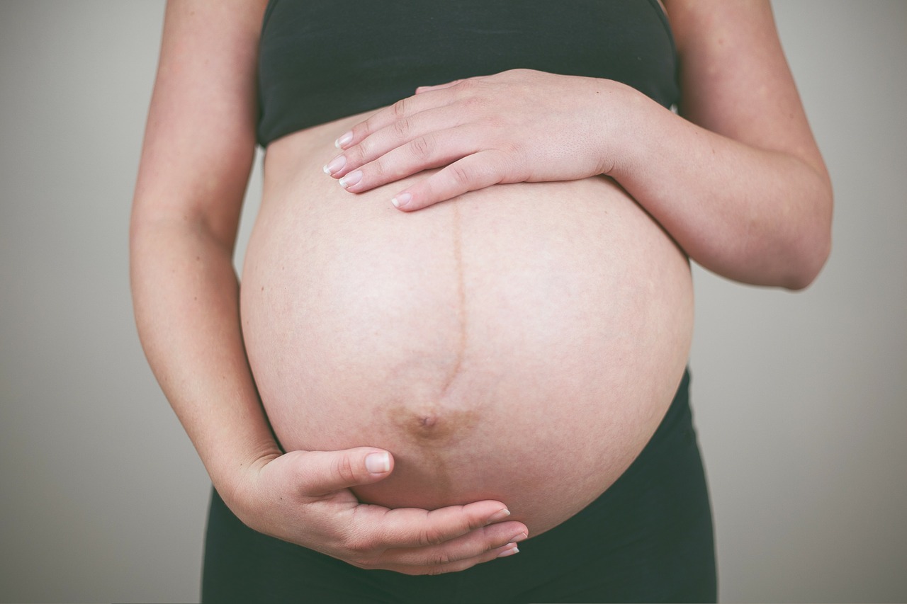 Linea negra: skąd się bierze kreska na brzuchu w ciąży?