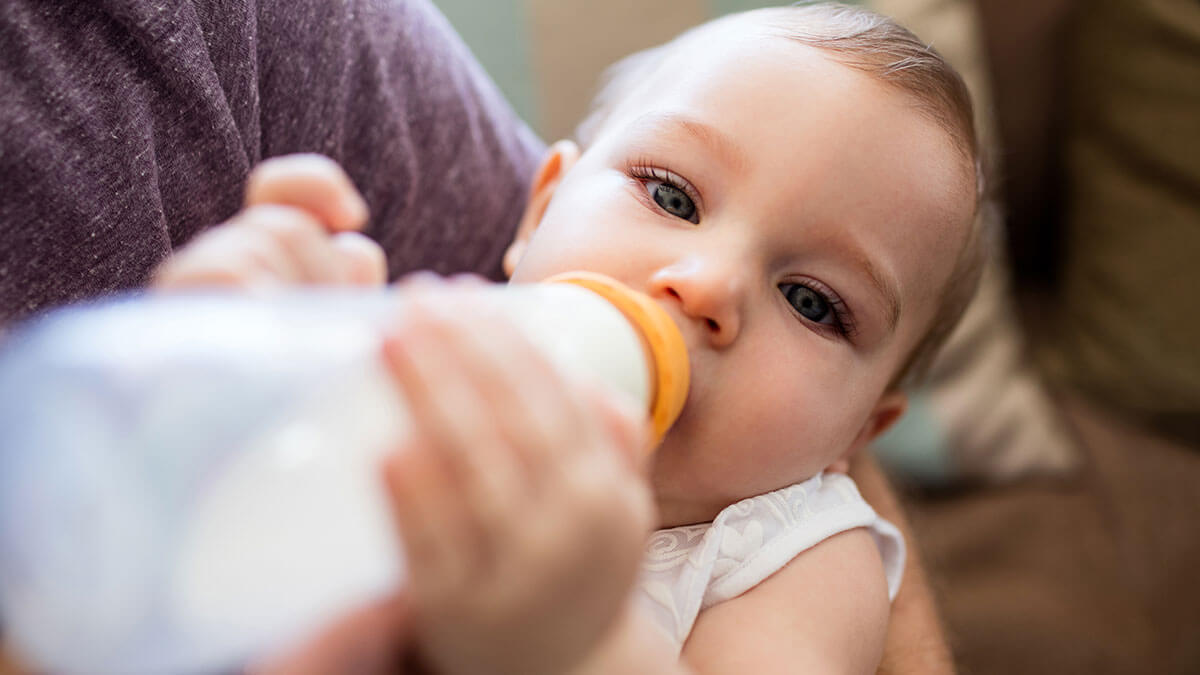 Zagęszczanie mleka: Czym, kiedy i w jakich proporcjach zagęszczać mleko modyfikowane i mleko matki?