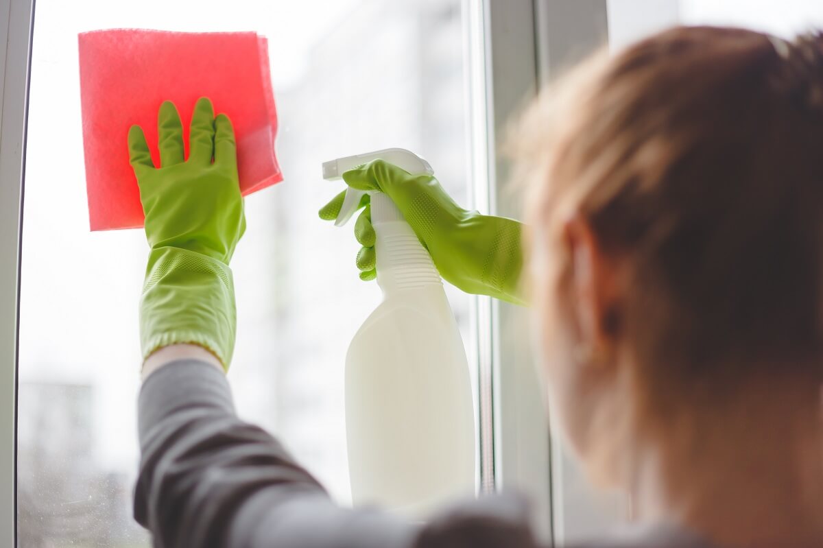 Mycie okien bez smug: czym i jak myć okna?