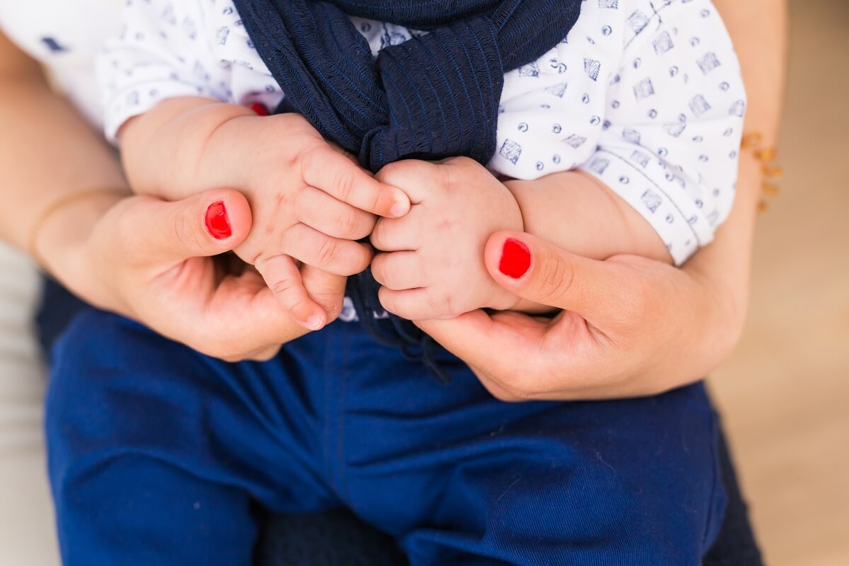 Suche dłonie u dziecka: Przyczyny oraz sposoby na suchą skórę na dłoniach
