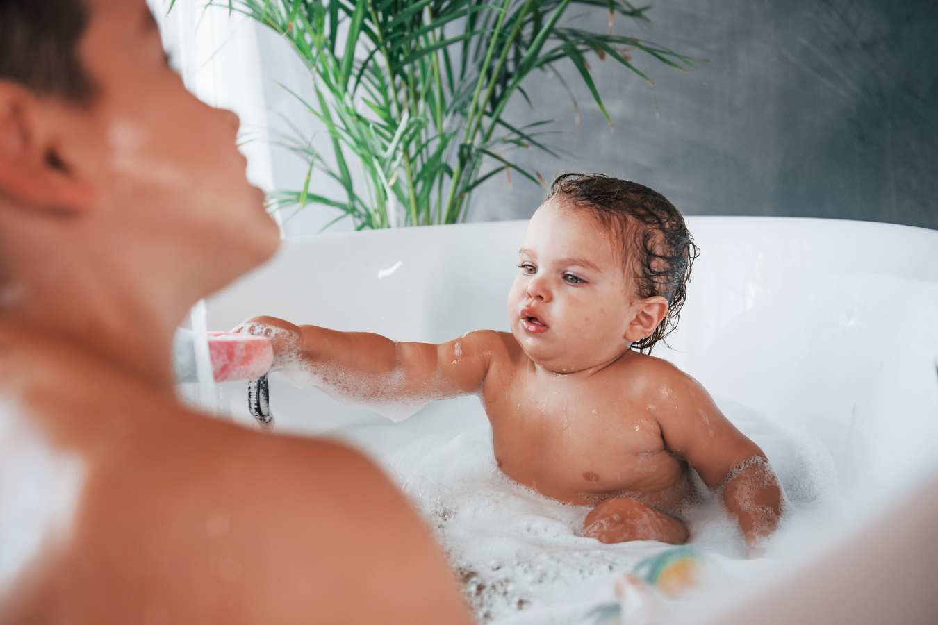 Kąpiel z dzieckiem. Czy z maluszkiem można się kąpać? “Czy to normalne?”