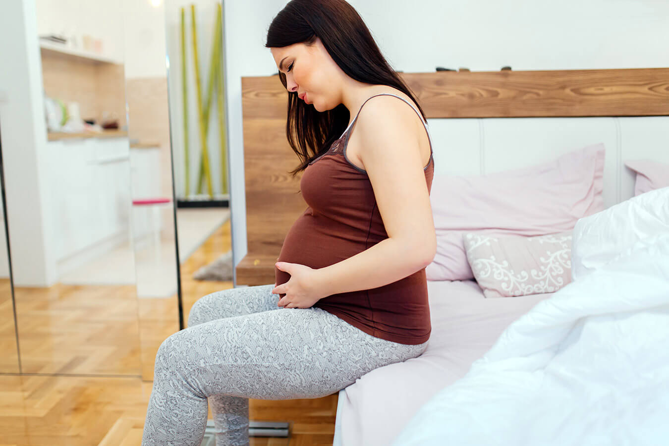 Swędzenie pochwy w ciąży – Najczęstsze przyczyny i skuteczne sposoby na świąd okolic intymnych