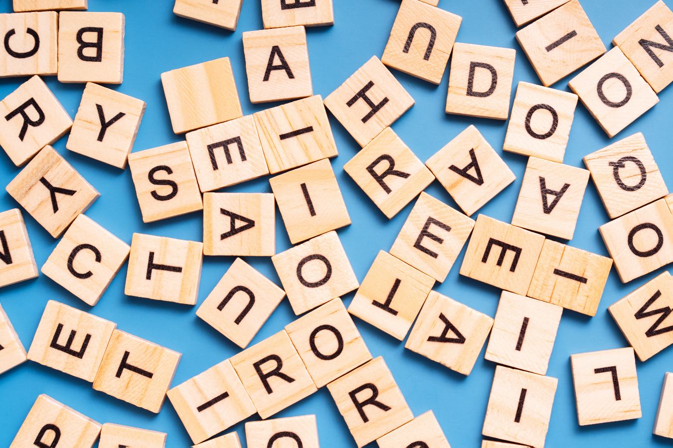 Co to są głoski i jak je liczyć? Sprawdź, czym różni się głoska od litery!