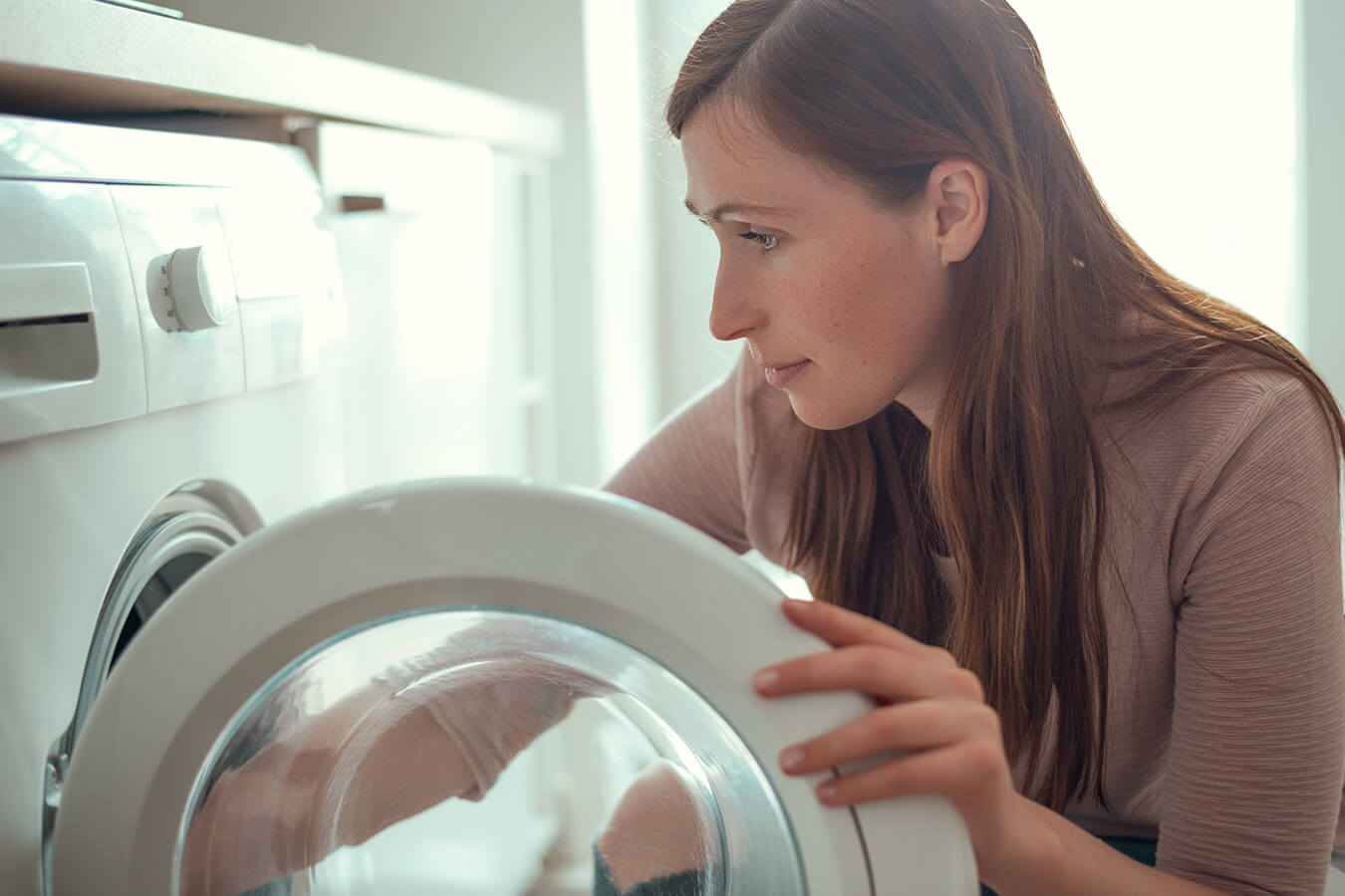 Dlaczego pranie śmierdzi? Jak suszyć pranie, żeby nie śmierdziało?