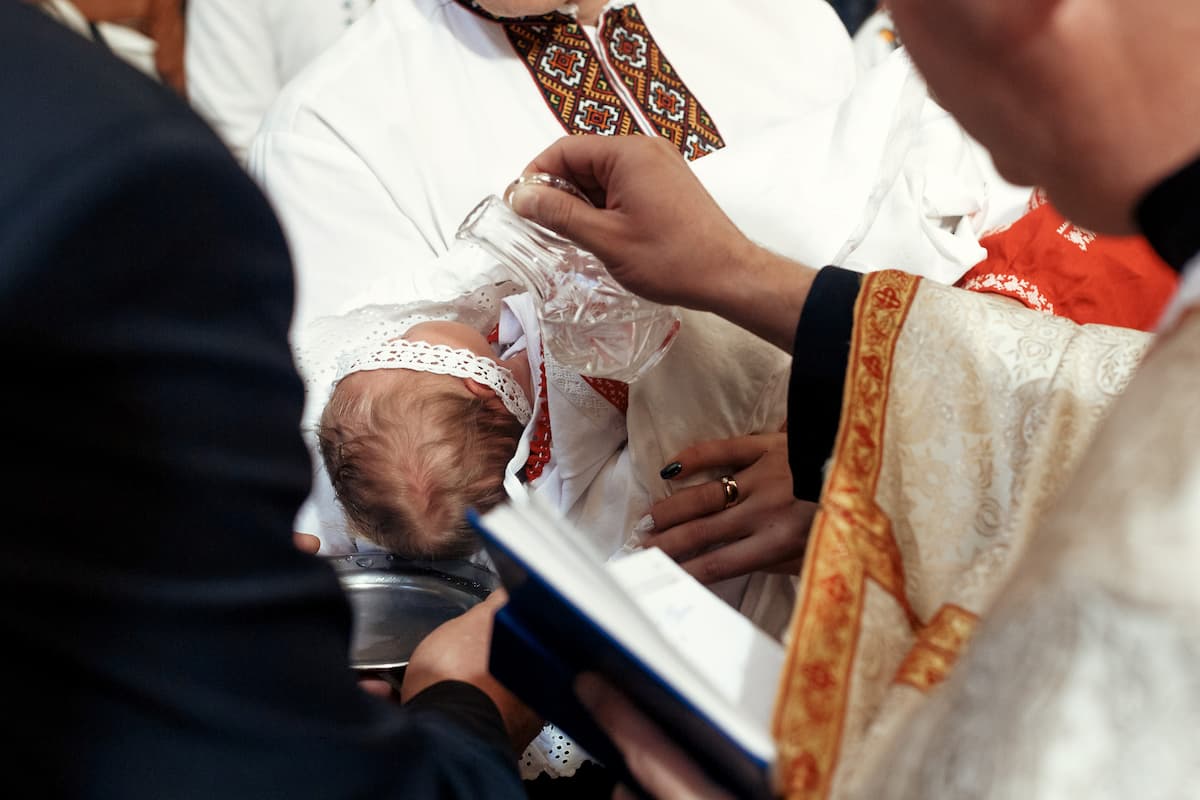 Jak wygląda chrzest i jak się do niego przygotować? Poradnik dla rodziców i chrzestnych