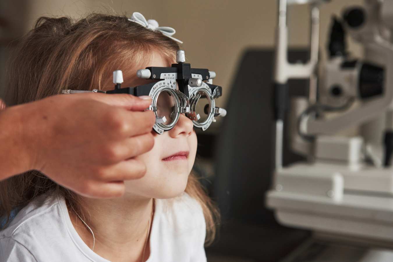 Eksperci alarmują! Nadciąga epidemia krótkowzroczności u dzieci! Jak chronić wzrok swoich pociech?
