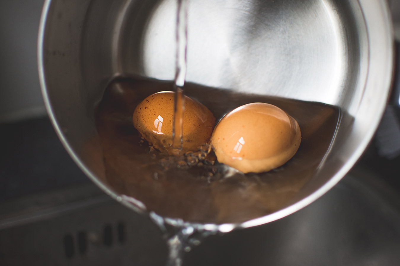 Jak sprawdzić czy jajka są świeże? Jak rozpoznać zepsute jajko?