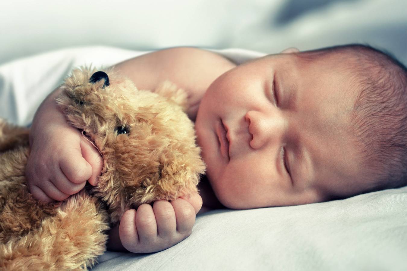 Ile śpi niemowlę? Poznaj normy zalecane przez ekspertów!