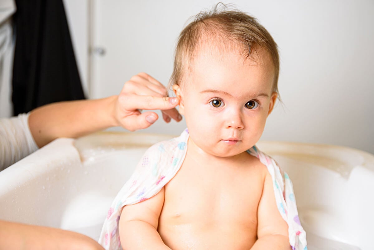 Jak czyścić uszy niemowlaka?