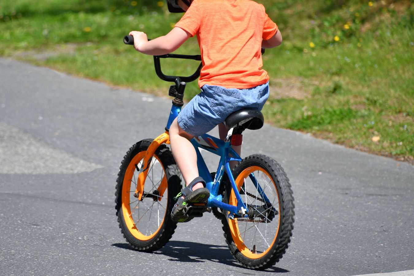 Dziecko na rowerze przepisy 2022: większe mandaty za brak uprawnień! Czy dzieciom naprawdę grozi 1500 zł kary?