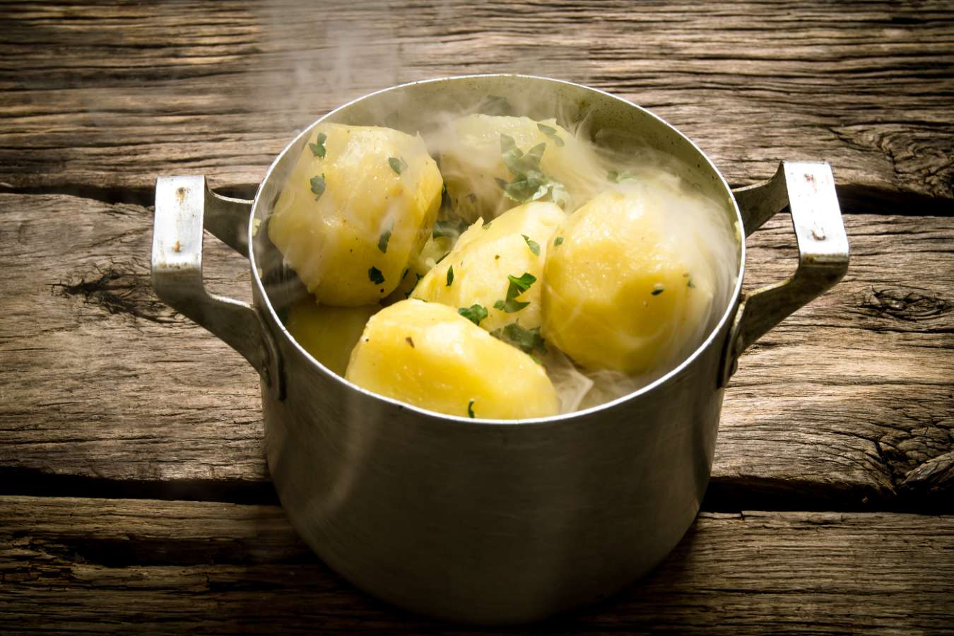 Ile gotować ziemniaki? Poznaj optymalny czas na ugotowanie ziemniaków