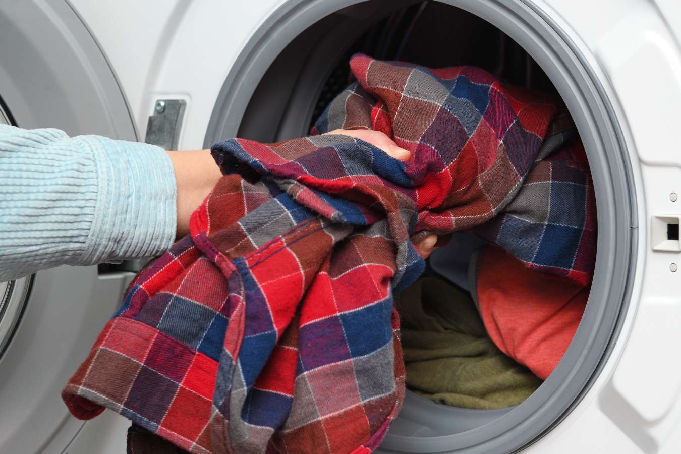 Ocet do prania – jak go użyć? Już niewielka ilość może przynieść zaskakujące rezultaty