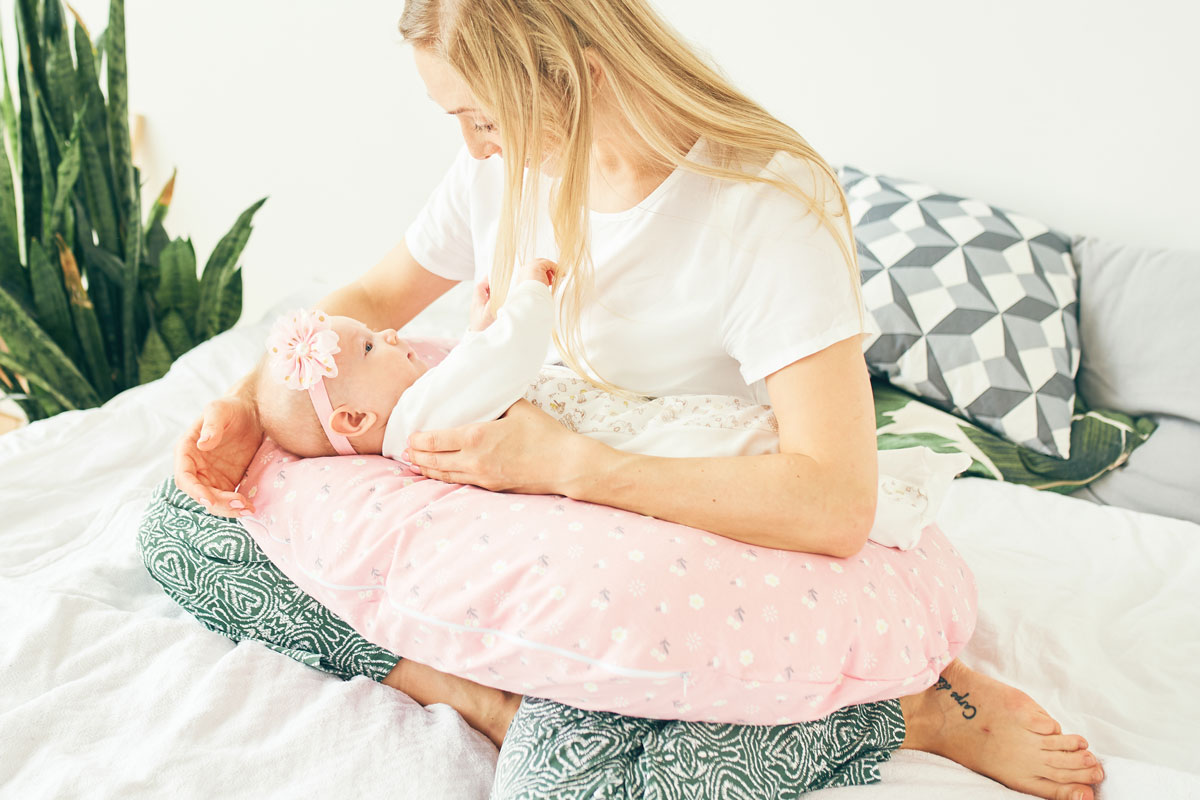 Poduszka ciążowa – komfortowy sen i ulga dla kręgosłupa! Dlaczego warto ją mieć?