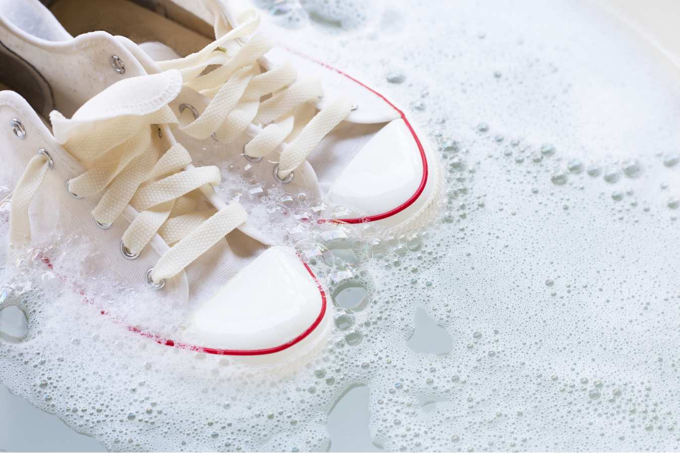 Czyszczenie butów sodą oczyszczoną – już nie musisz się zastanawiać jak wyczyścić białe buty!