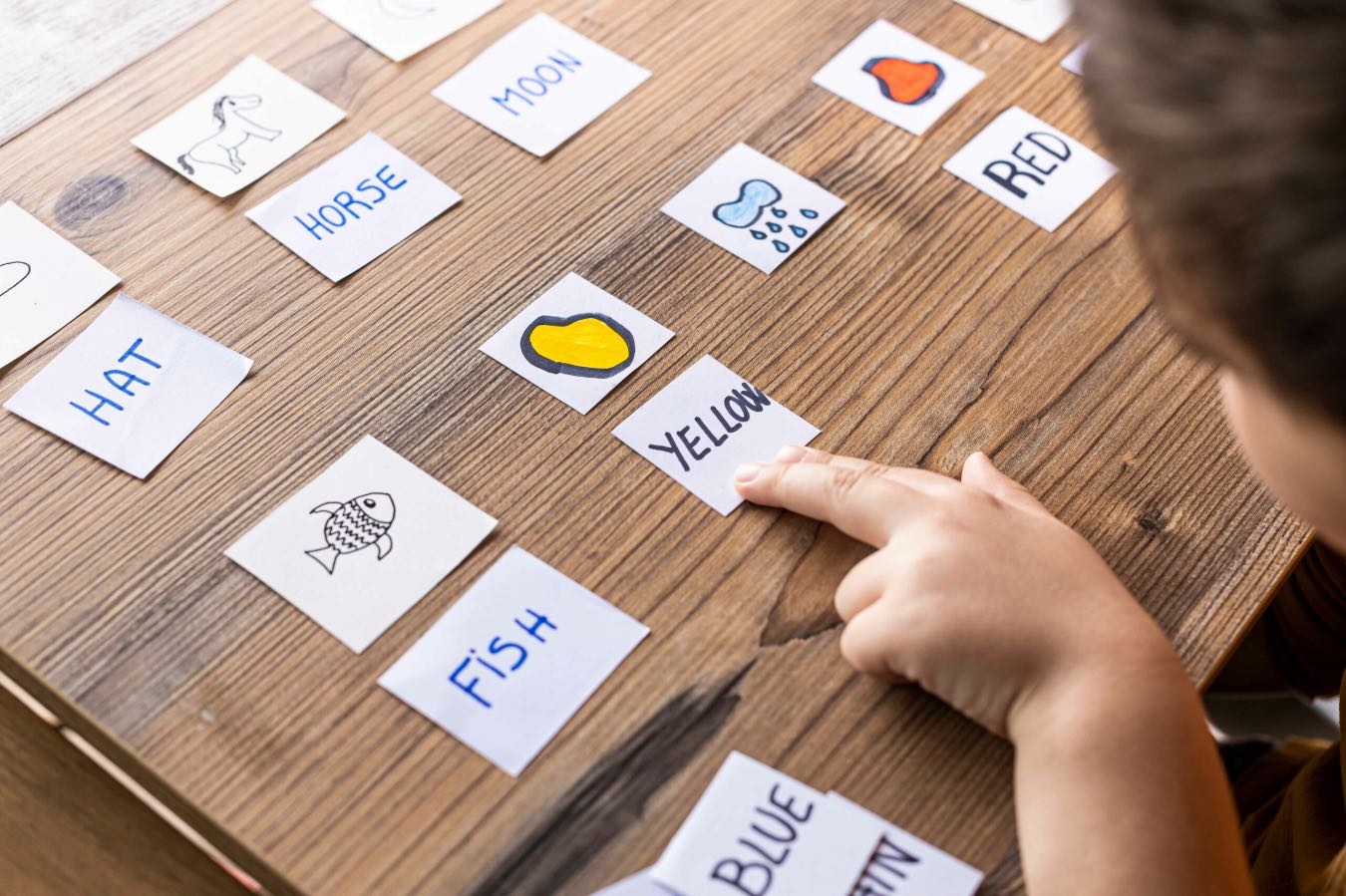 Nauka przez zabawę, czyli jak rozwijać umiejętności językowe dziecka, rozbudzając jego kreatywność?