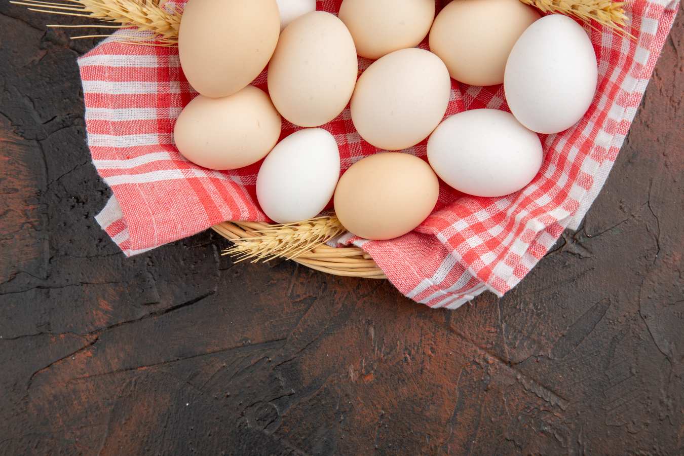 Jak przekroić jajko w skorupce? Oto sposób na krojenie jajek w skorupach