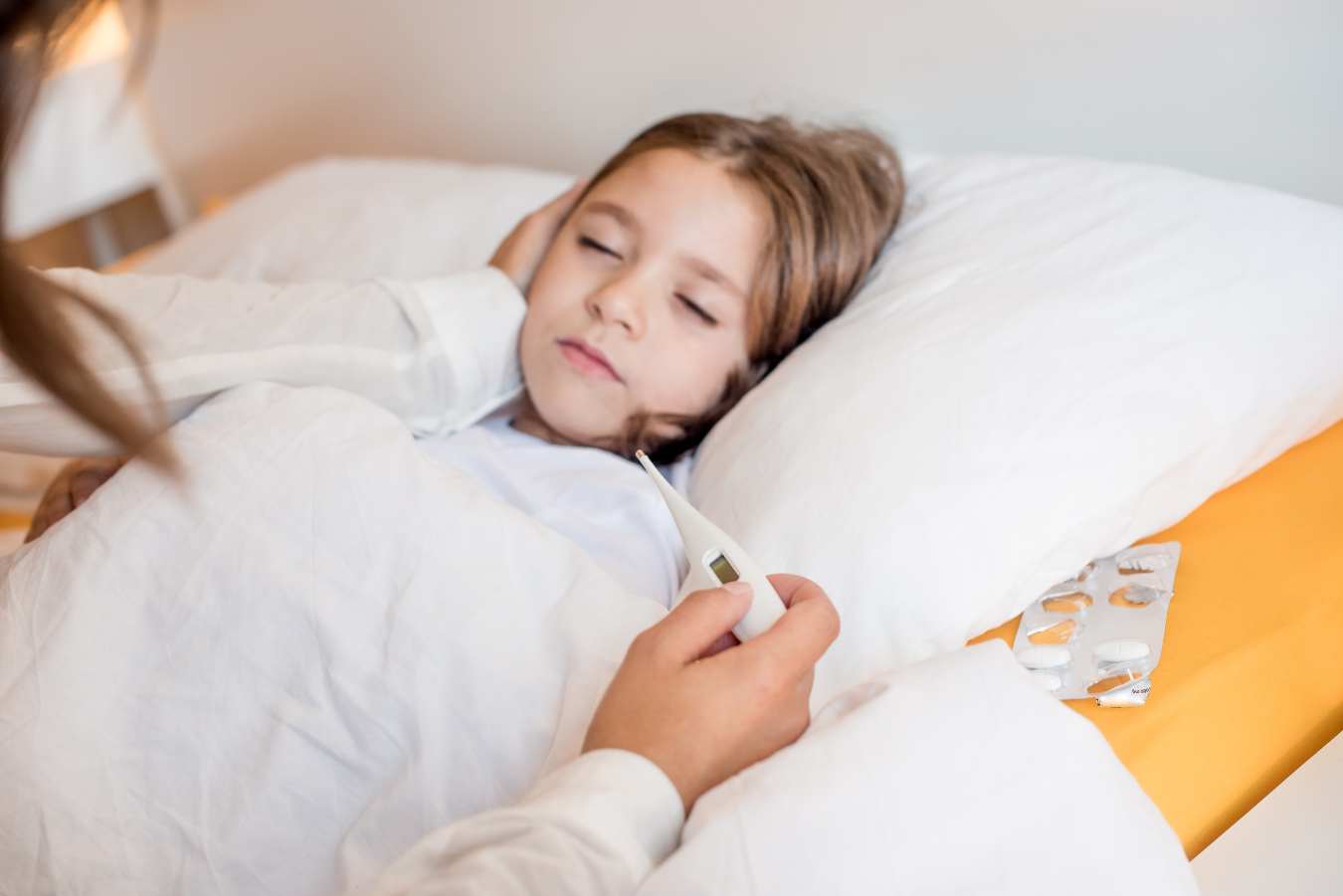 Czy budzić dziecko z gorączką? To warto wiedzieć, aby nie szkodzić