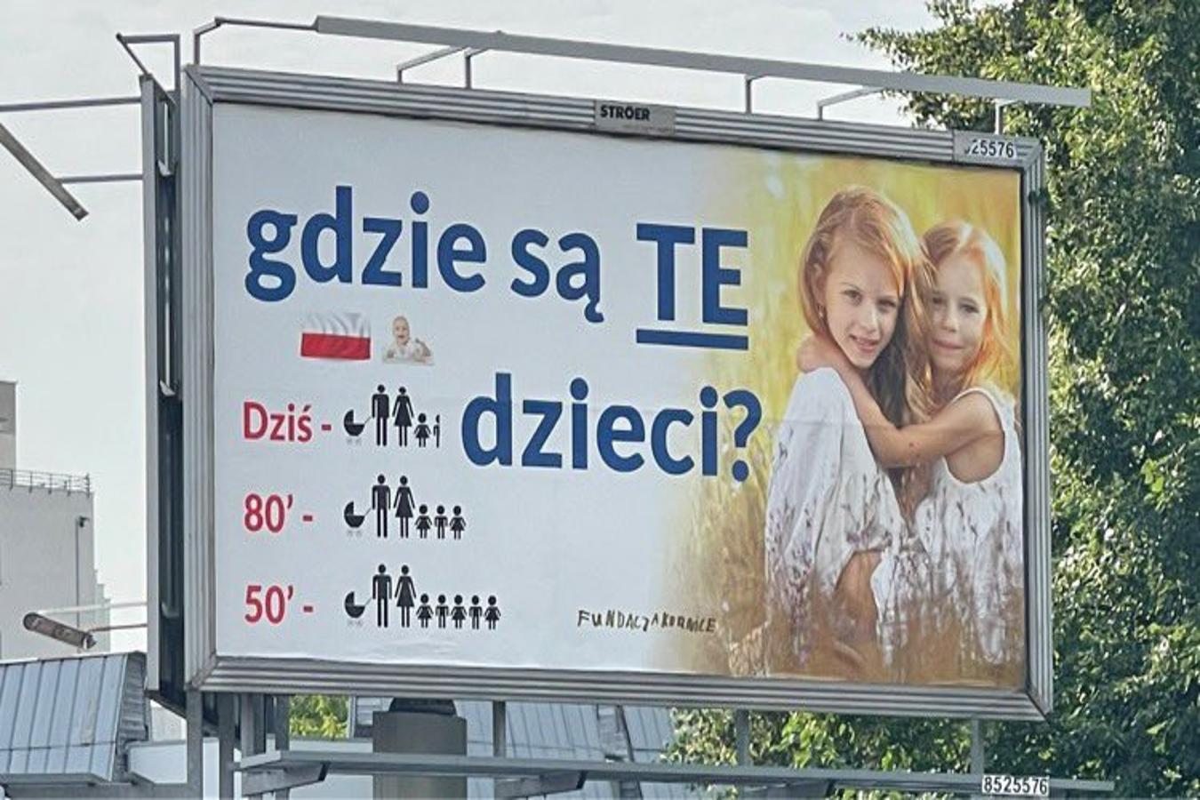 Tysiące billboardów z pytaniem: “Gdzie te dzieci?” Kontrowersyjna kampania zalewa Polskę. Jaki jest jej cel?