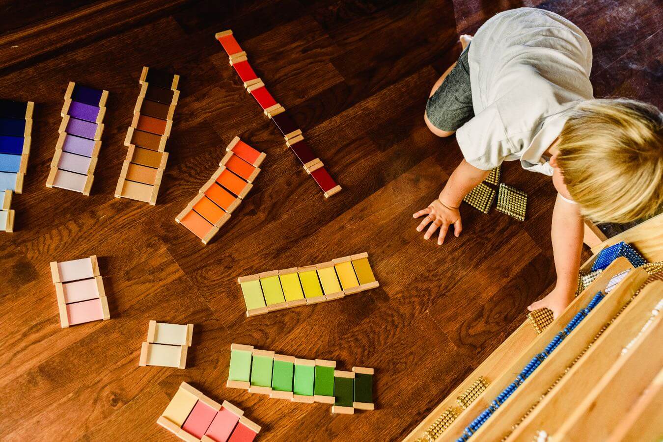 Zabawki Montessori. Te pomoce dydaktyczne skutecznie wspierają rozwój dziecka. Poleca je Maria Montessori!