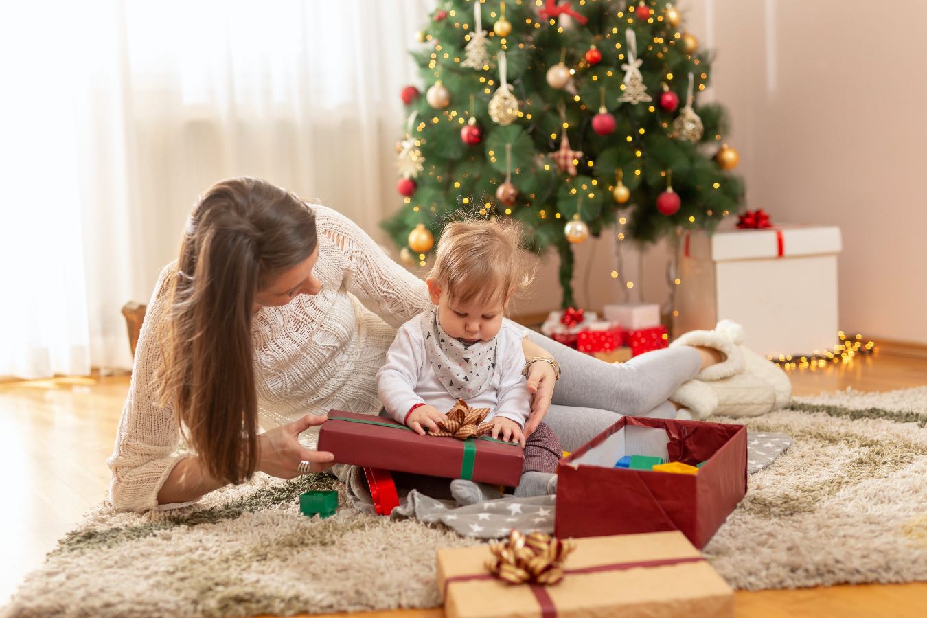 Jak wybrać odpowiedni prezent na Święta dla niemowlaka? Te upominki bawią i rozwijają