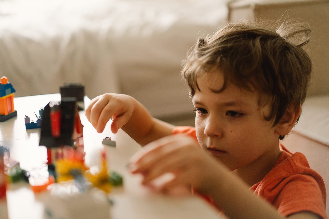 Kreatywne zabawki dla dzieci – bawią, uczą i pobudzają wyobraźnię. Czym kierować się przy ich wyborze?