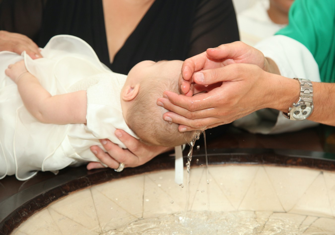Czy chrzestna może być w ciąży? Dawne wierzenia i tradycje odradzają ten pomysł