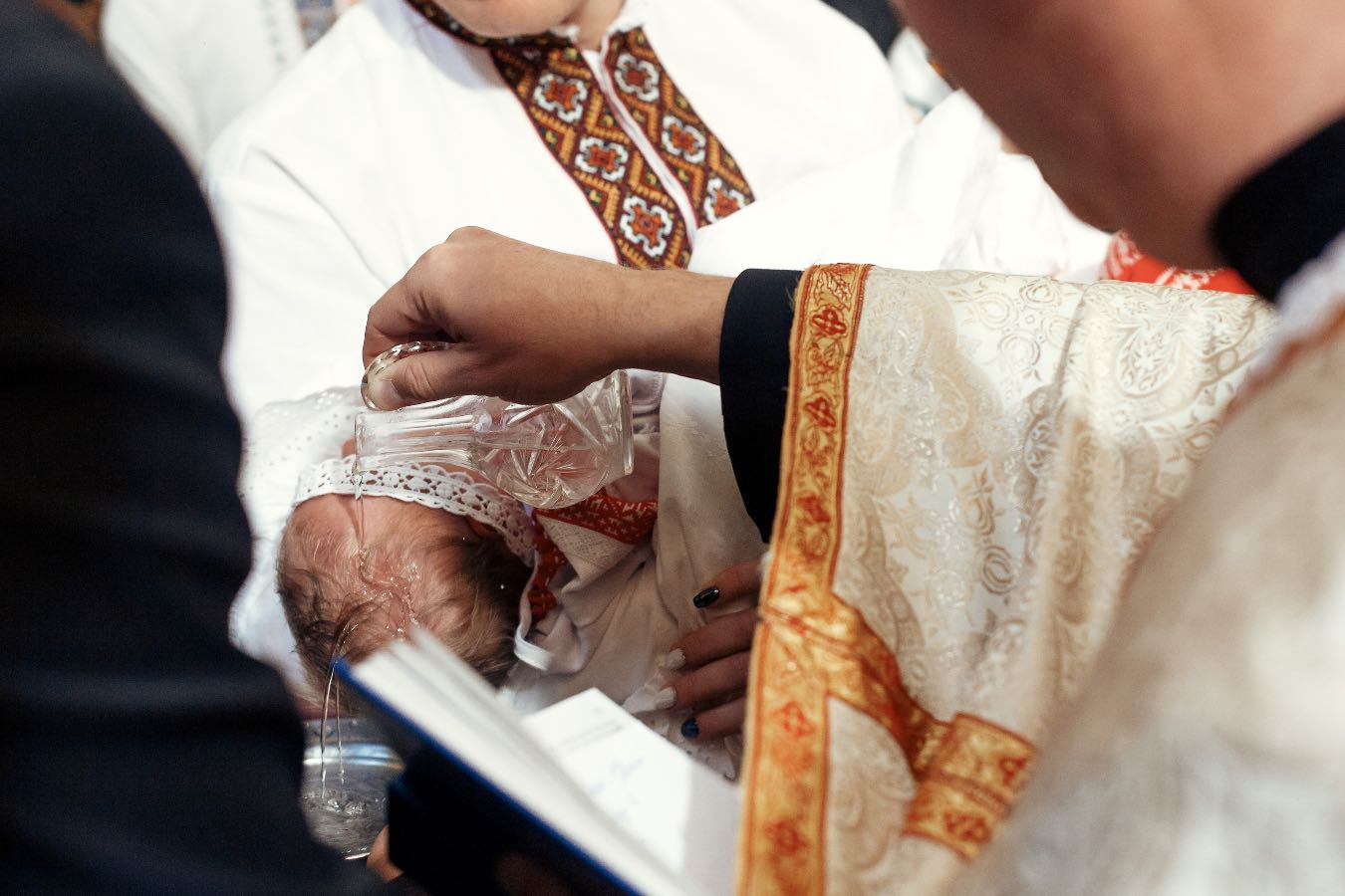 Ksiądz podczas chrztu do ojca dziecka: “Ty tłuku jeden!”. Nietypowe nagranie z kościoła hitem sieci