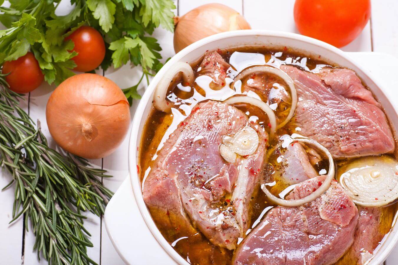 Ile może leżeć przyprawione mięso w lodówce? Niewłaściwe przechowywanie może być niebezpieczne dla zdrowia