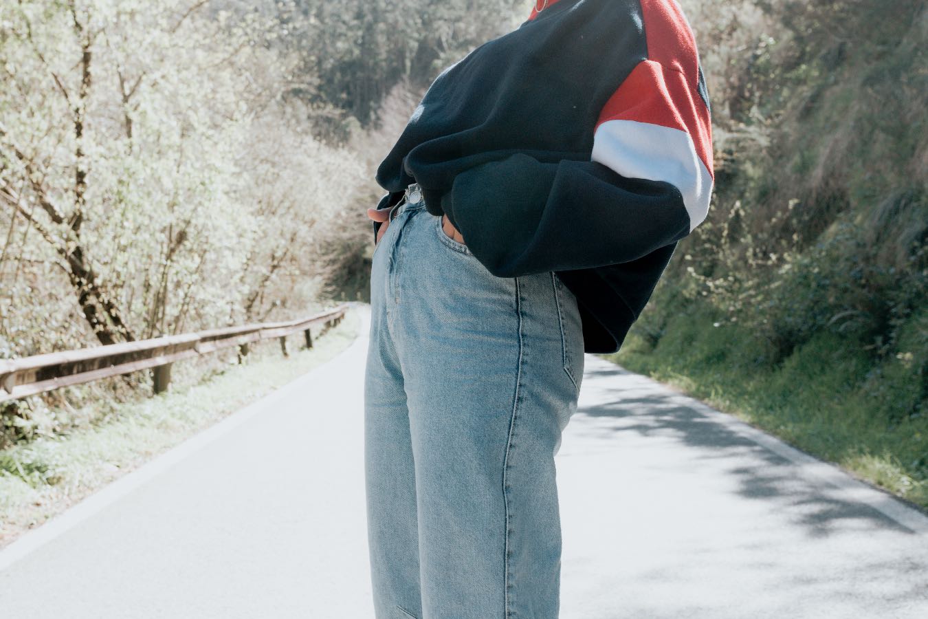 Noś jeansy mom fit jak Rachel Green – sprawdź nasze pomysły na stylizacje