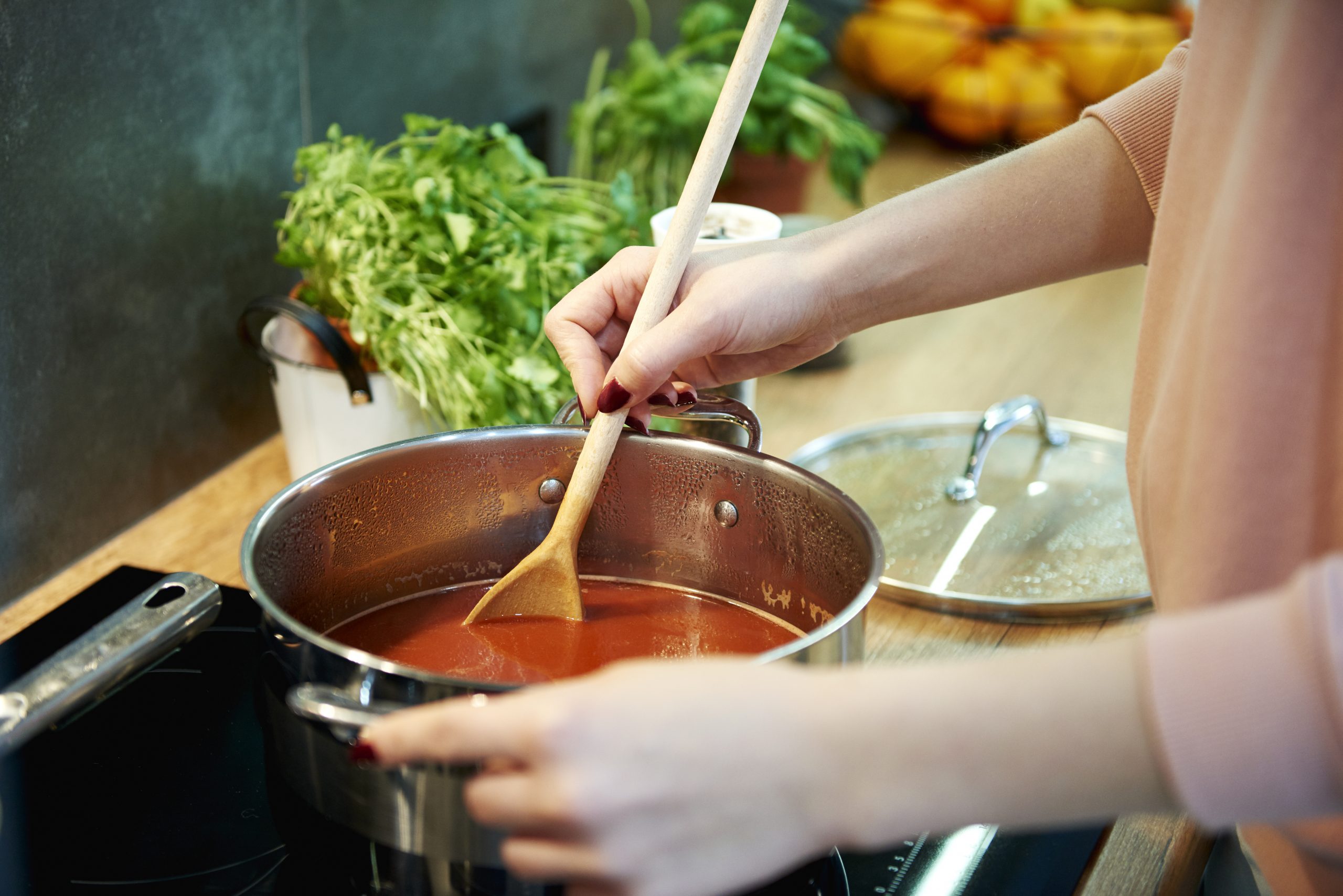 Jak uratować przesoloną zupę? Obierz i wrzuć do garnka. To niezawodny trik kucharzy