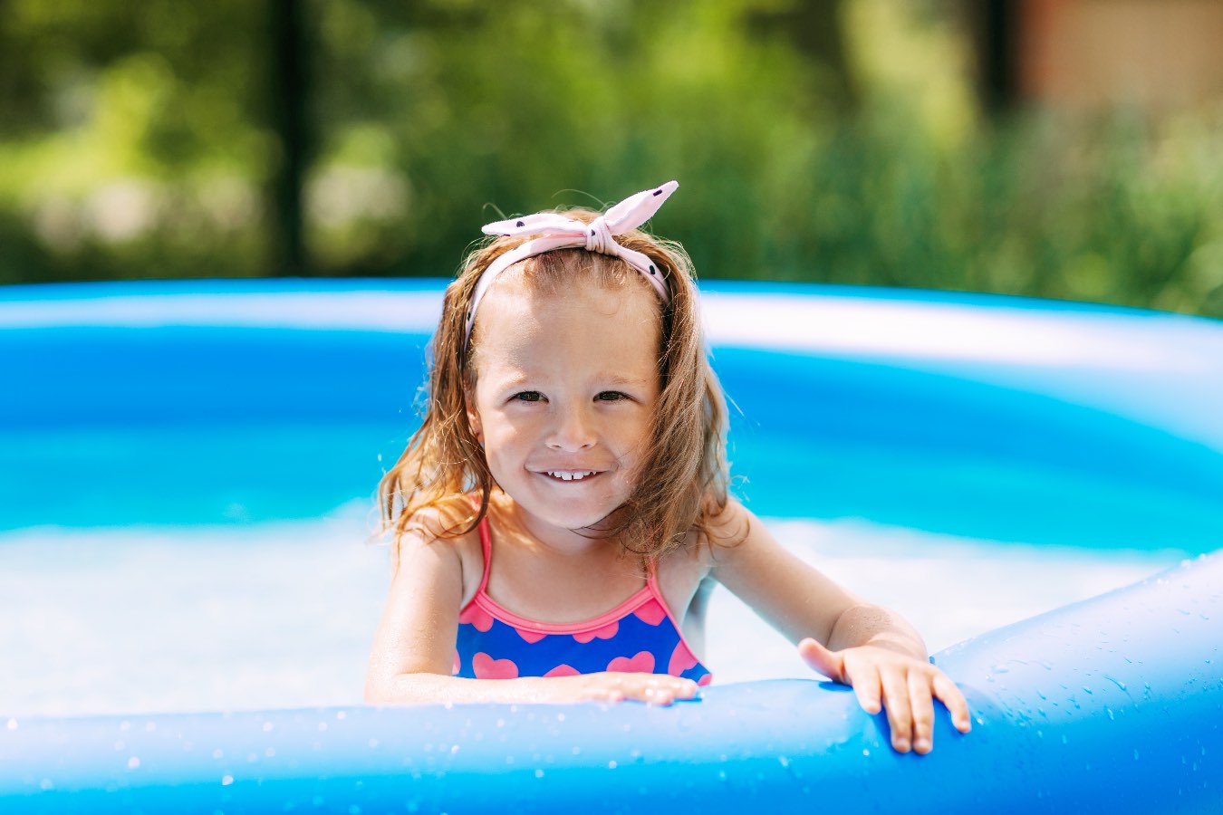 Basen stelażowy dla dzieci – podpowiadamy, co wybrać z oferty sklepów z basenami!