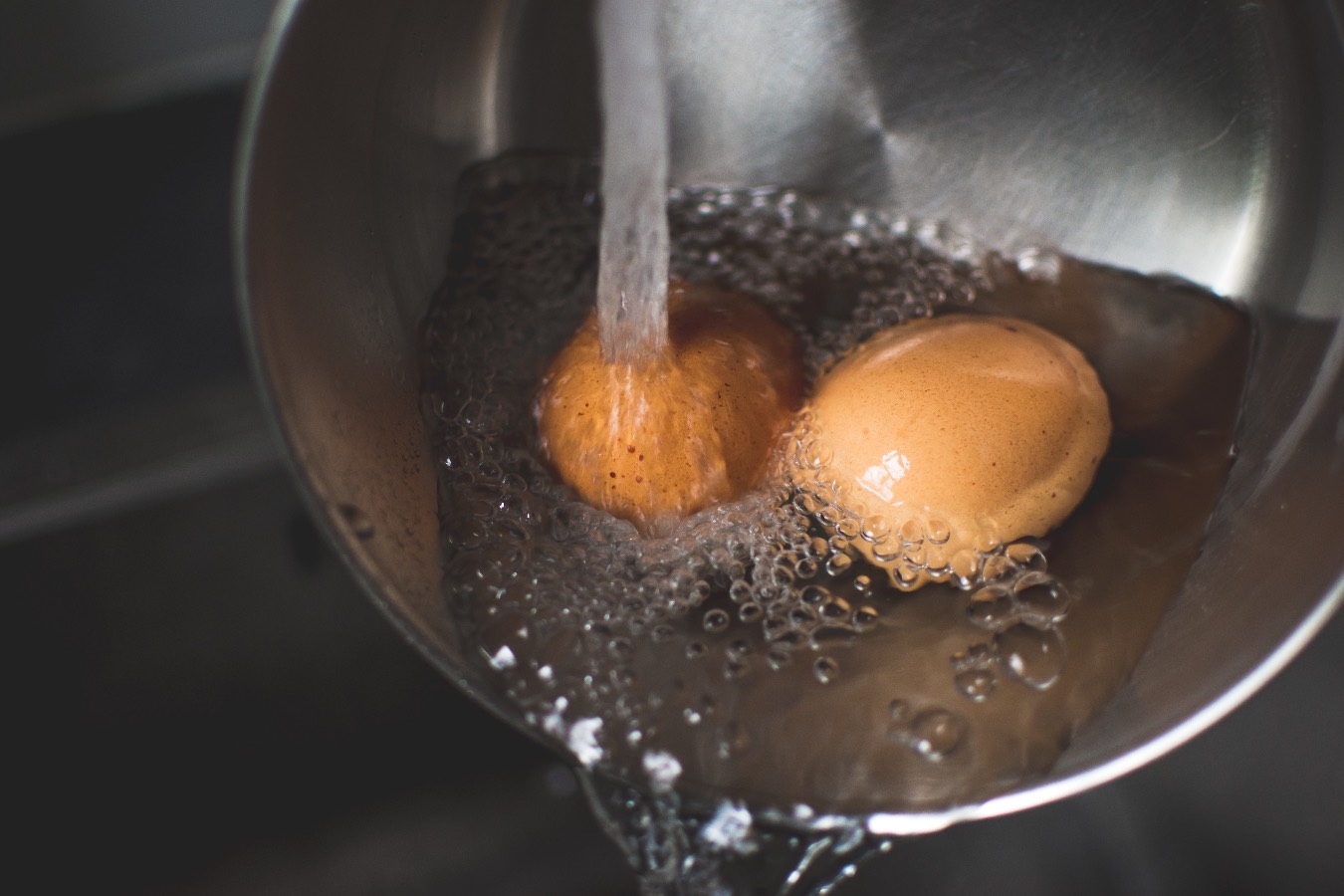 Koniec z pękaniem jajek podczas gotowania! Ten genialny trik załatwi sprawę, ułatwi też obieranie
